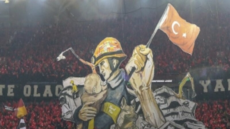 شاهد | جماهير طرابزون التركي تشكر عمال الإنقاذ بلافتة مميزة